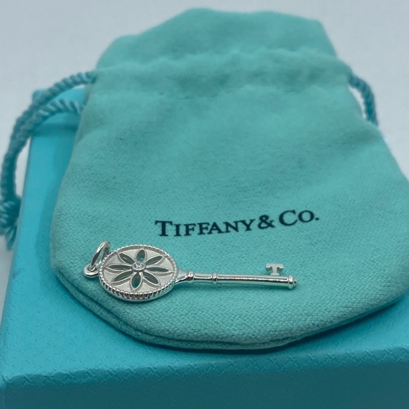 Tiffany & Co Small 1.5' In Diamond Daisy Pendant - Picture 4 of 7